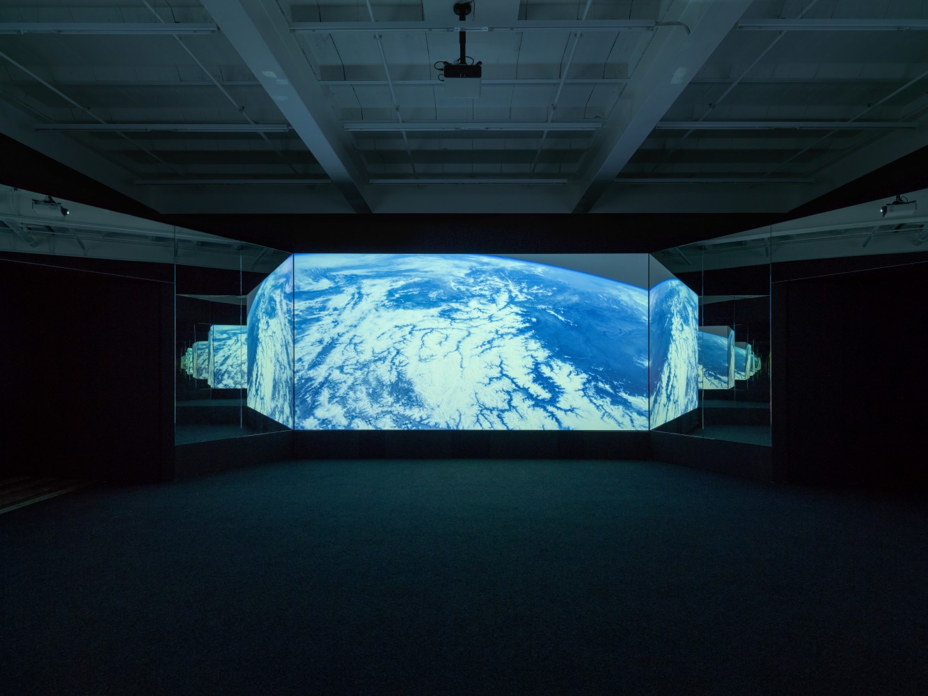Video installation by Doug Aitken, NEW ERA 2018 Video installation with 3 channels of video (color, sound), 3 projections, freestanding room, PVC projection screens, mirrors 10:56 min / Loop Dimensions variable. Minimum room size approx 5 x 11 x 12 m