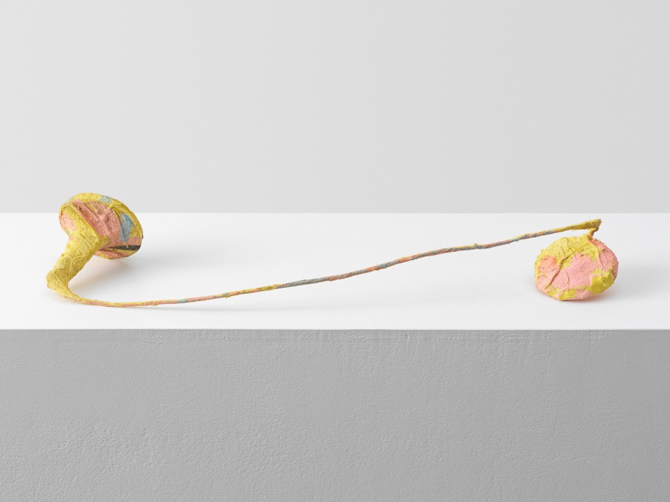 Maulschelle (bemalt von Eugenia Rochas)

1981

Painted gauze and plaster on wire and can lid

11 x 61 x 9 cm / 4 3/8 x 24 x 3 1/2 in

&amp;copy; Archiv Franz West &amp;copy; Estate Franz West