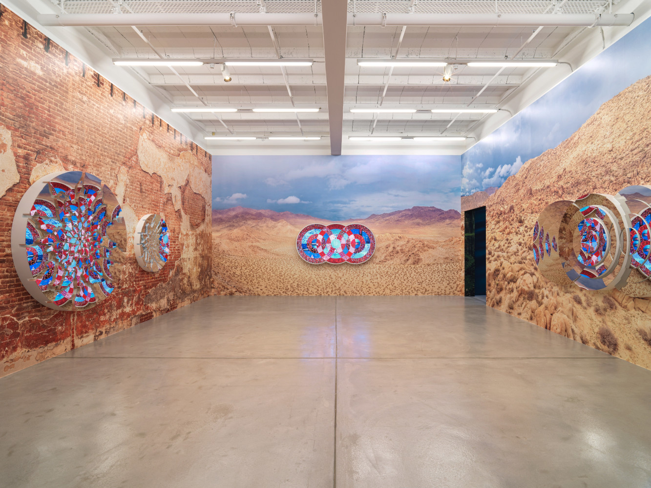 Installation view, Doug Aitken, HOWL, Galerie Eva Presenhuber, Zurich, 2023
