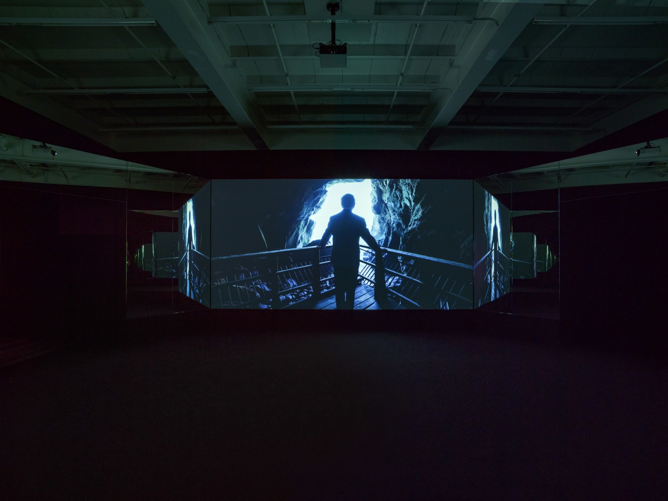 Video installation by Doug Aitken, NEW ERA 2018 Video installation with 3 channels of video (color, sound), 3 projections, freestanding room, PVC projection screens, mirrors 10:56 min / Loop Dimensions variable. Minimum room size approx 5 x 11 x 12 m
