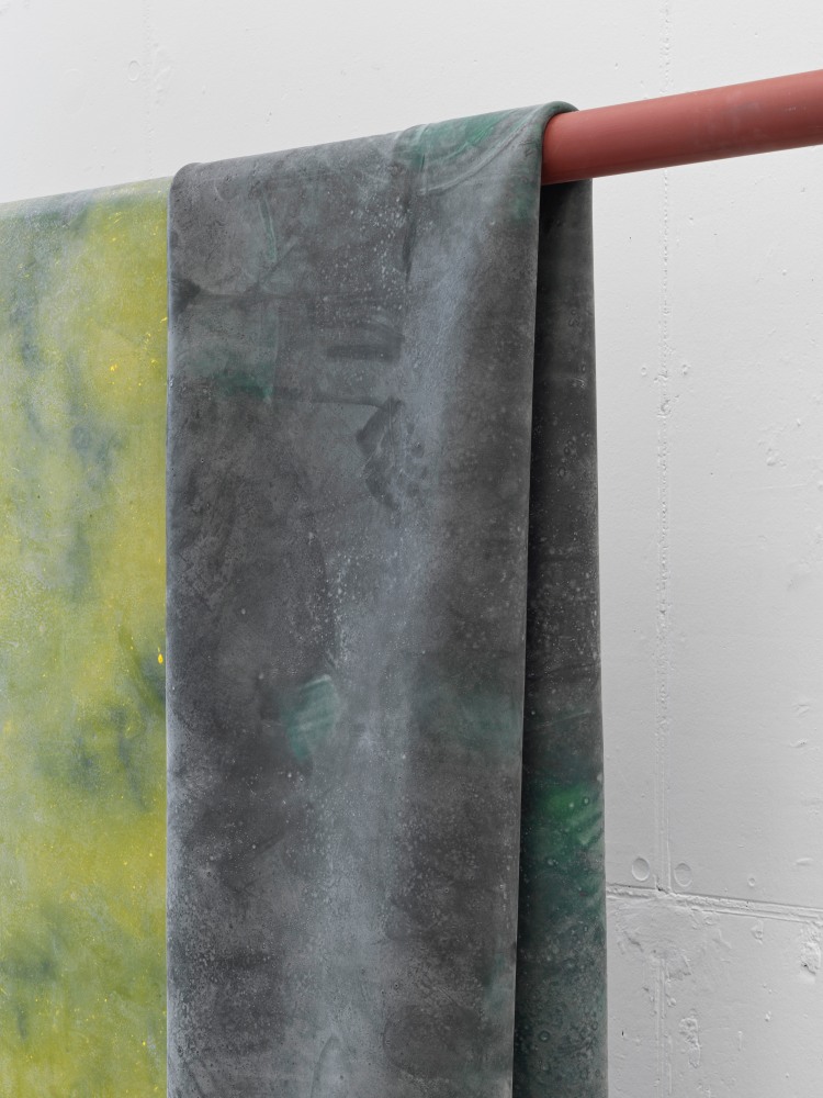 Crease

2024/2025

Metal, latex, rope, lacquer, pigment, talcum

198 x 404 x 40 cm / 78 x 159 x 15 3/4 in

&amp;copy; Liesl Raff