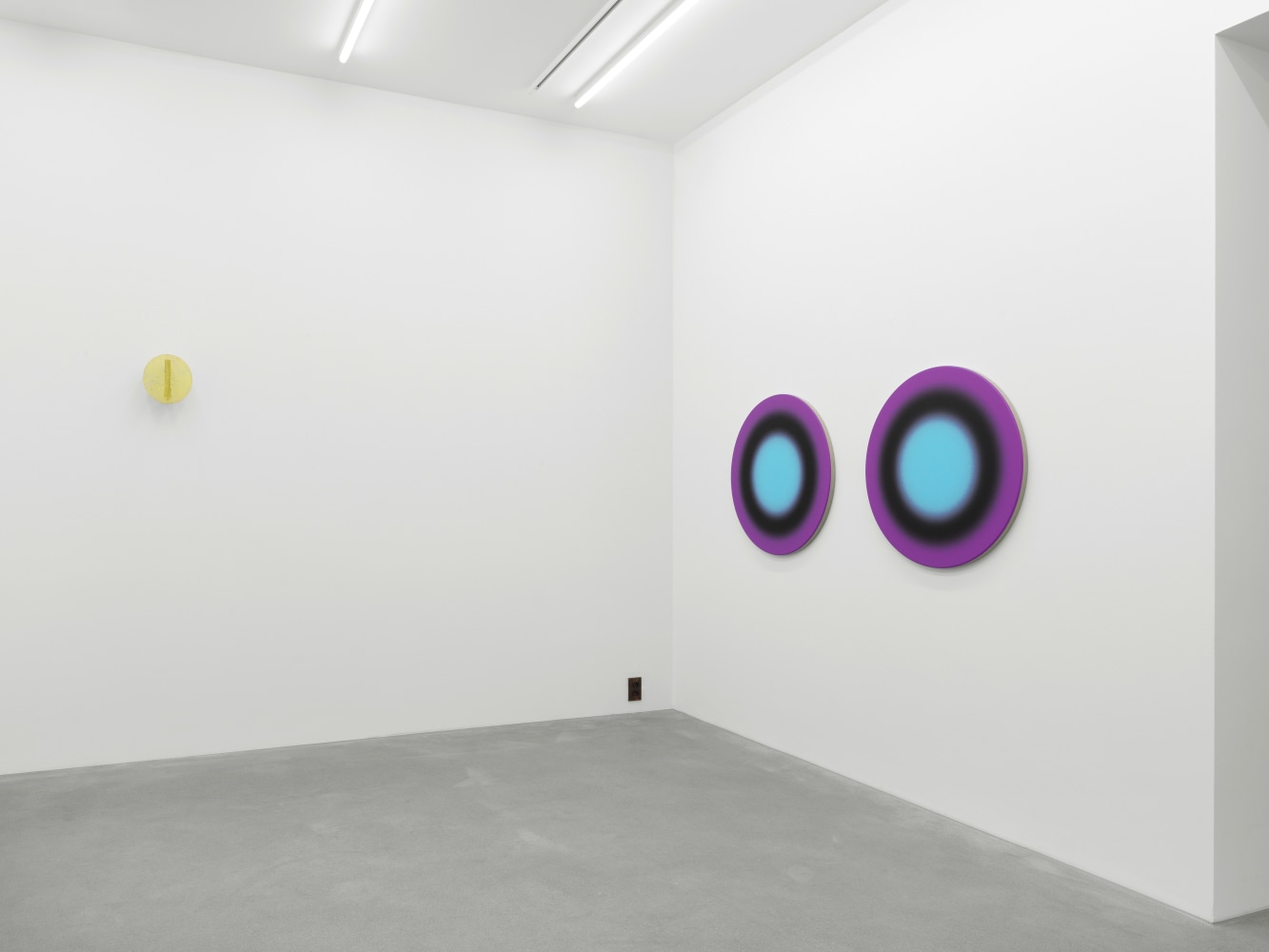 Installation view, Showroom,&amp;nbsp;EVERYONE GETS LIGHTER, Galerie Eva Presenhuber, Waldmannstrasse, Zurich, 2021