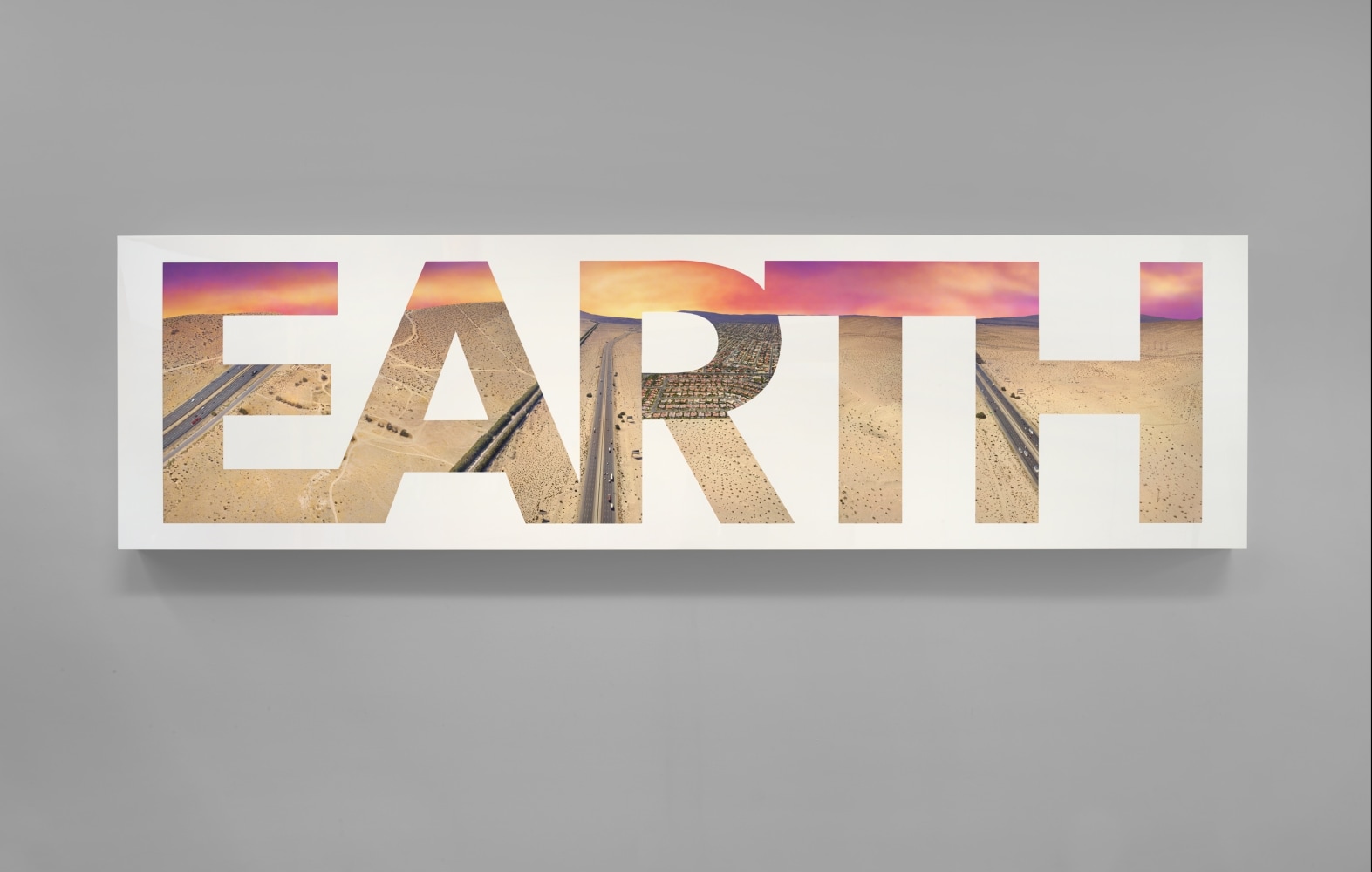 EARTH

2015

Aluminum lightbox, LED lights, UV-cured pigment ink on acrylic

Edition&amp;nbsp;1 of&amp;nbsp;4 + 2 AP

91.5 x 326.5 x 12.5 cm / 36 x 128 1/2 x 5 inches

200&amp;#39;000 USD

Reserved