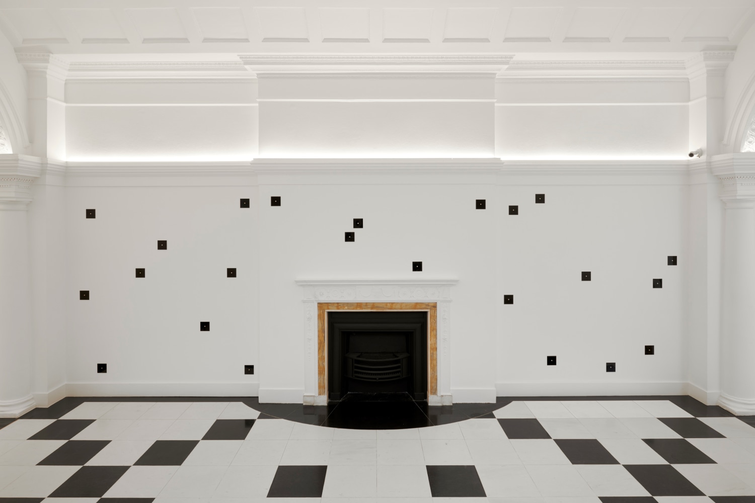 Installation by Gerwald Rockenschaub Romantic / Eclectic (Remodelled Carousel Edit) 2019 Acrylic glass tiles, metal screws, washers Each 12 x 12 x 0,3 cm Installation view, Galerie Thaddaeus Ropac, Ely House, London, 2019