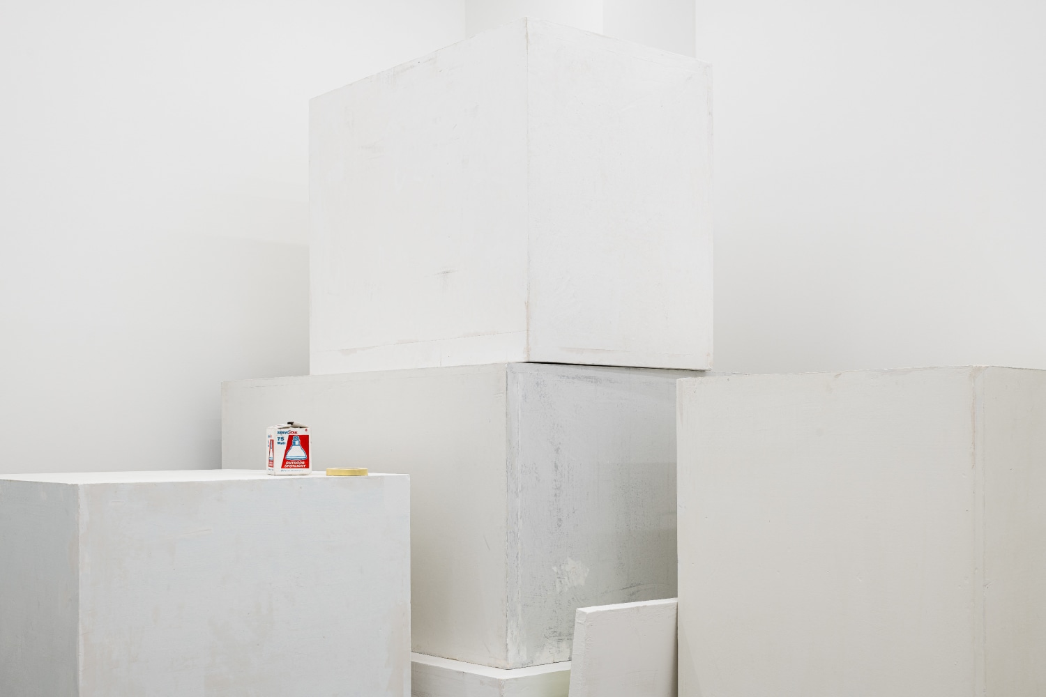 Installation view, Peter Fischli David Weiss, Polyurethane Objects, Galerie Eva Presenhuber, Vienna, 2023 © Peter Fischli David Weiss Courtesy the artists and Galerie Eva Presenhuber. Photo: Jorit Aust