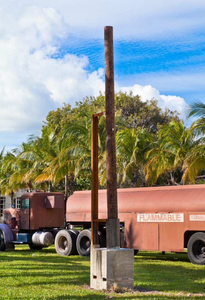 It is hard to stop 

2013

Concrete, steel, utility pole

538.5 x 58.5 x 91.5 cm / 212 x 23 x 36 in

&amp;copy; Oscar Tuazon