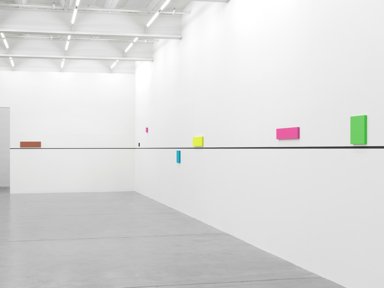 Installation view, Gerwald Rockenschaub, bass+ (re)modification, Galerie Eva Presenhuber, Maag Areal, Zurich, 2024