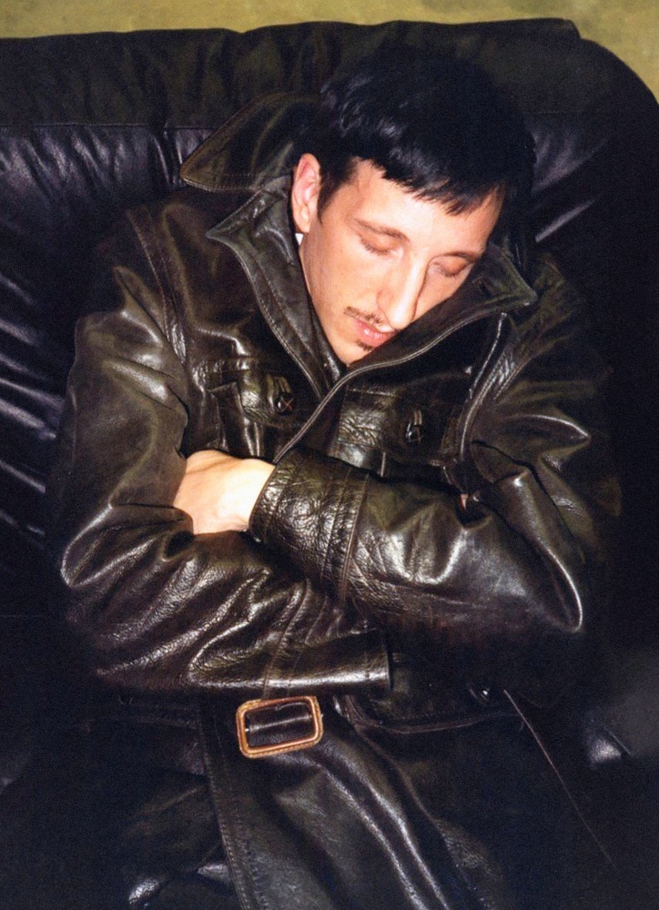 Steven Shearer

Leathered Man

2025

UV print on canvas; framed

Unique

Image 368.5 x 267.5 cm / 145 x 105 3/8 in

Frame 371 x 270 cm / 146 1/8 x 106 3/8 in