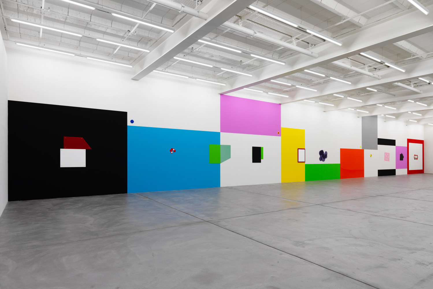 Installation by Gerwald Rockenschaub, Bend It 2015 13 objects, acrylic glass, metal screws, washers, wall paint 493 x 3120 cm Installation view, Galerie Eva Presenhuber, Zurich, 2015