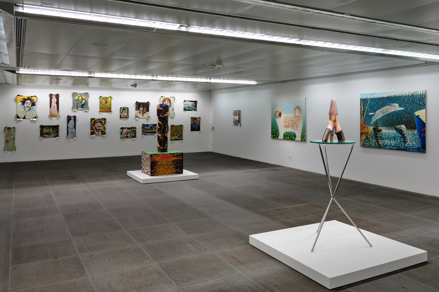 Installation view of paintings and sculptures by Jean-Frédéric Schnyder