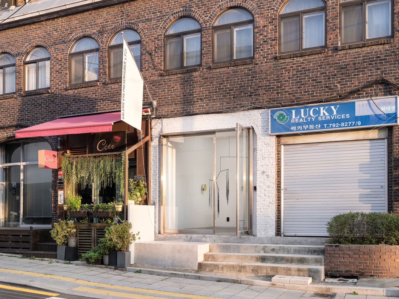 Installation view, Martin Boyce, Celestial Snowdrops, Galerie Eva Presenhuber x P21, Seoul, 2024