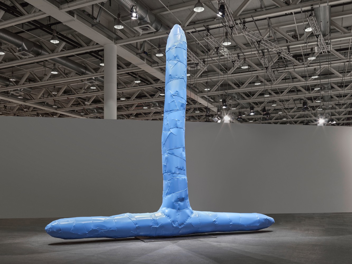 Verkehrtes T 

2006

Aluminum, lacquered

Sculpture 562 x 652 x 65 cm / 221 1/4 x 256 3/4 x 25 5/8 in

Pedestal 2 x 70 x 70 cm / 3/4 x 27 1/2 x 27 1/2 in

&amp;copy; Estate Franz West &amp;copy; Archiv Franz West