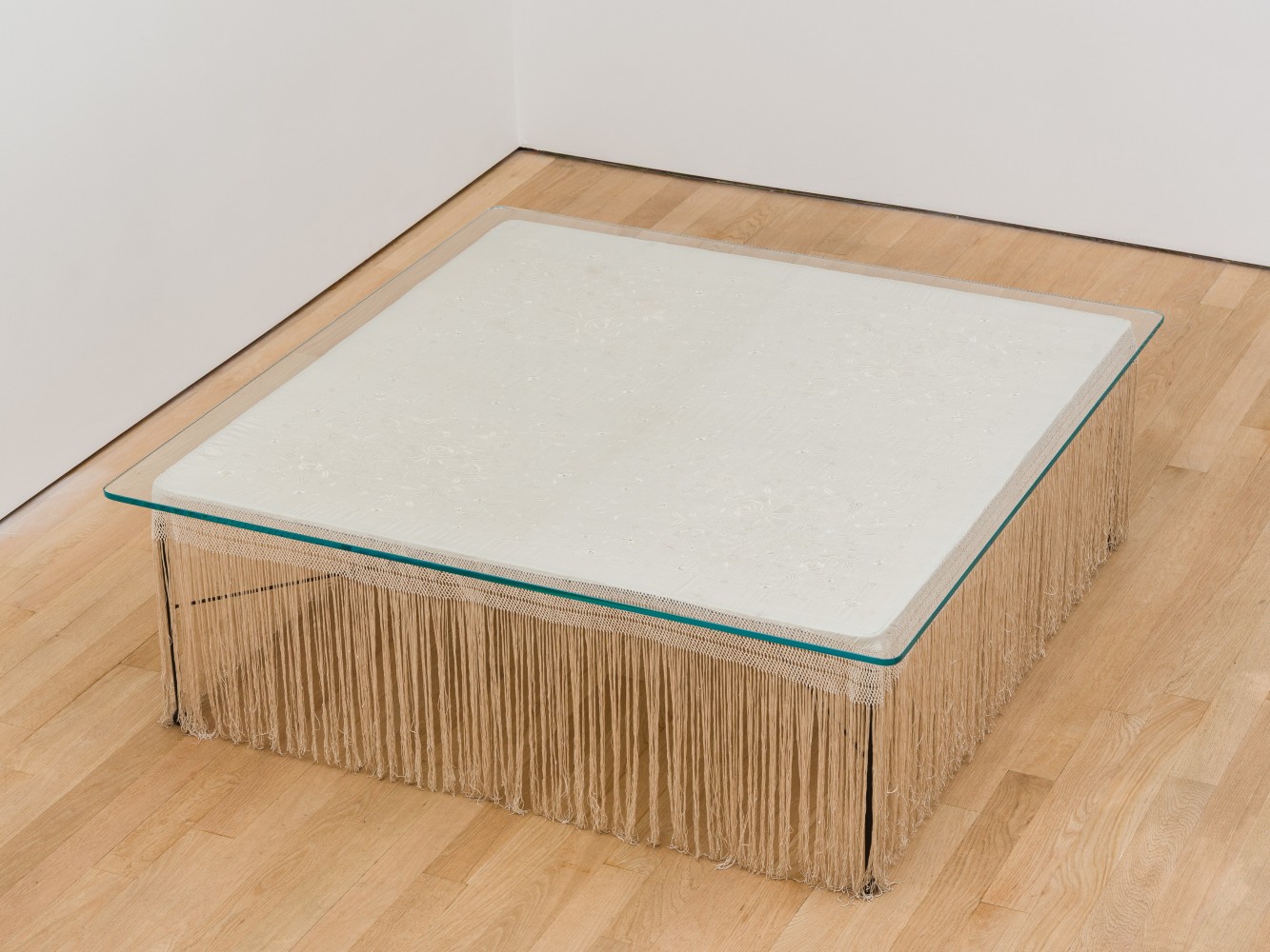 Ficus Interfaith
Carrelage phonique (Acoustic Tiling) 1917, 2025
steel, silk, tempered glass
18 1/2 x 55 1/2 x 55 1/4 ins.
47 x 141 x 140.3 cm