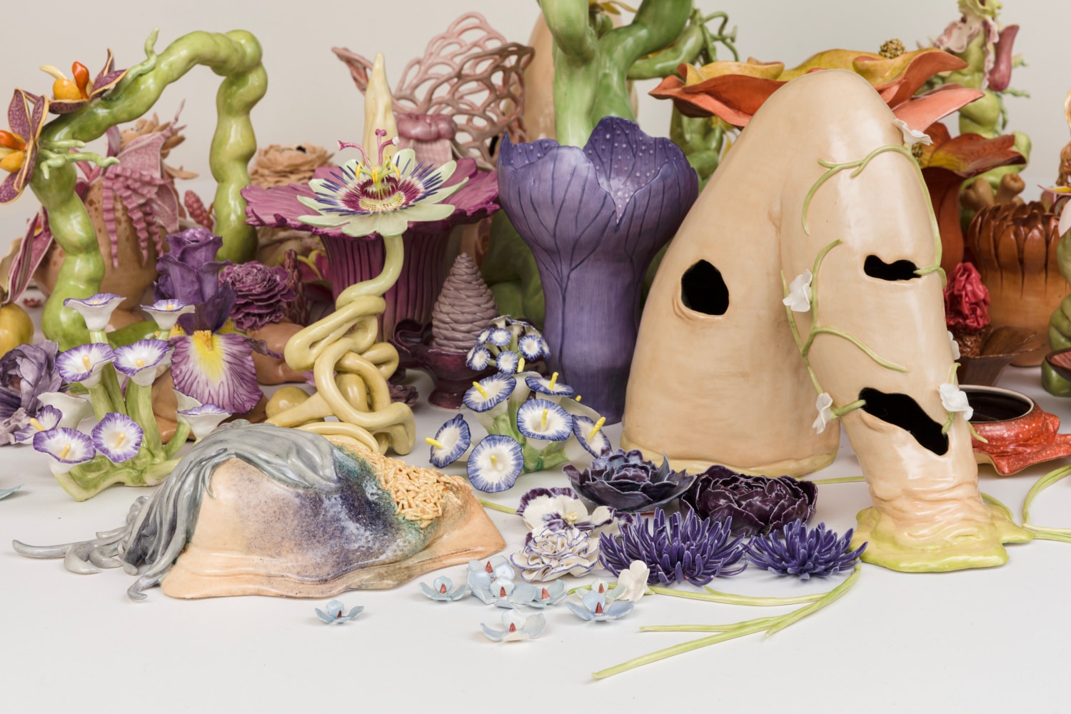 Jessica Stoller
detail of Bloom, 2019
porcelain, glaze, china paint
16 x 60 ins.
40.6 x 152.4 cm