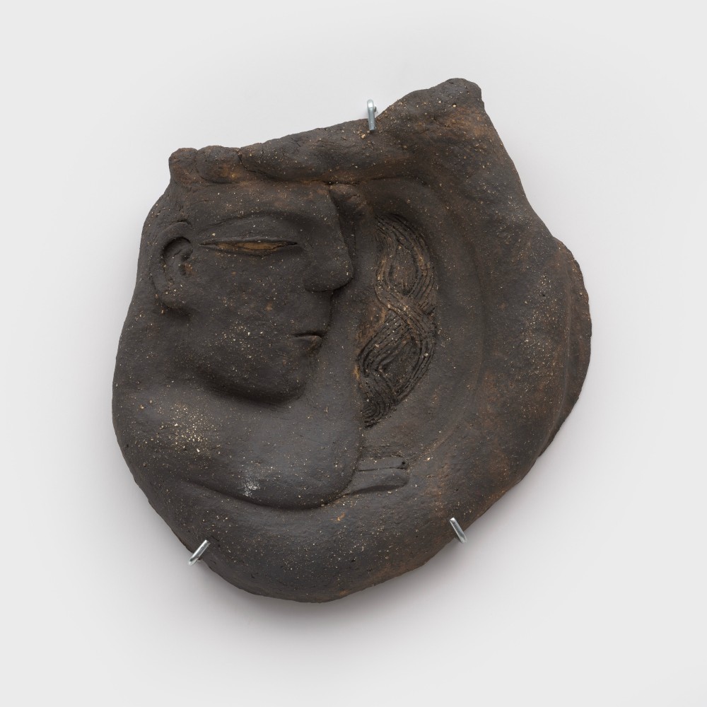 Daniel Correa Mej&amp;iacute;a
La intimidad, 2023
terracotta
12 5/8 x 11 3/8 x 2 ins.
32 x 29 x 5 cm