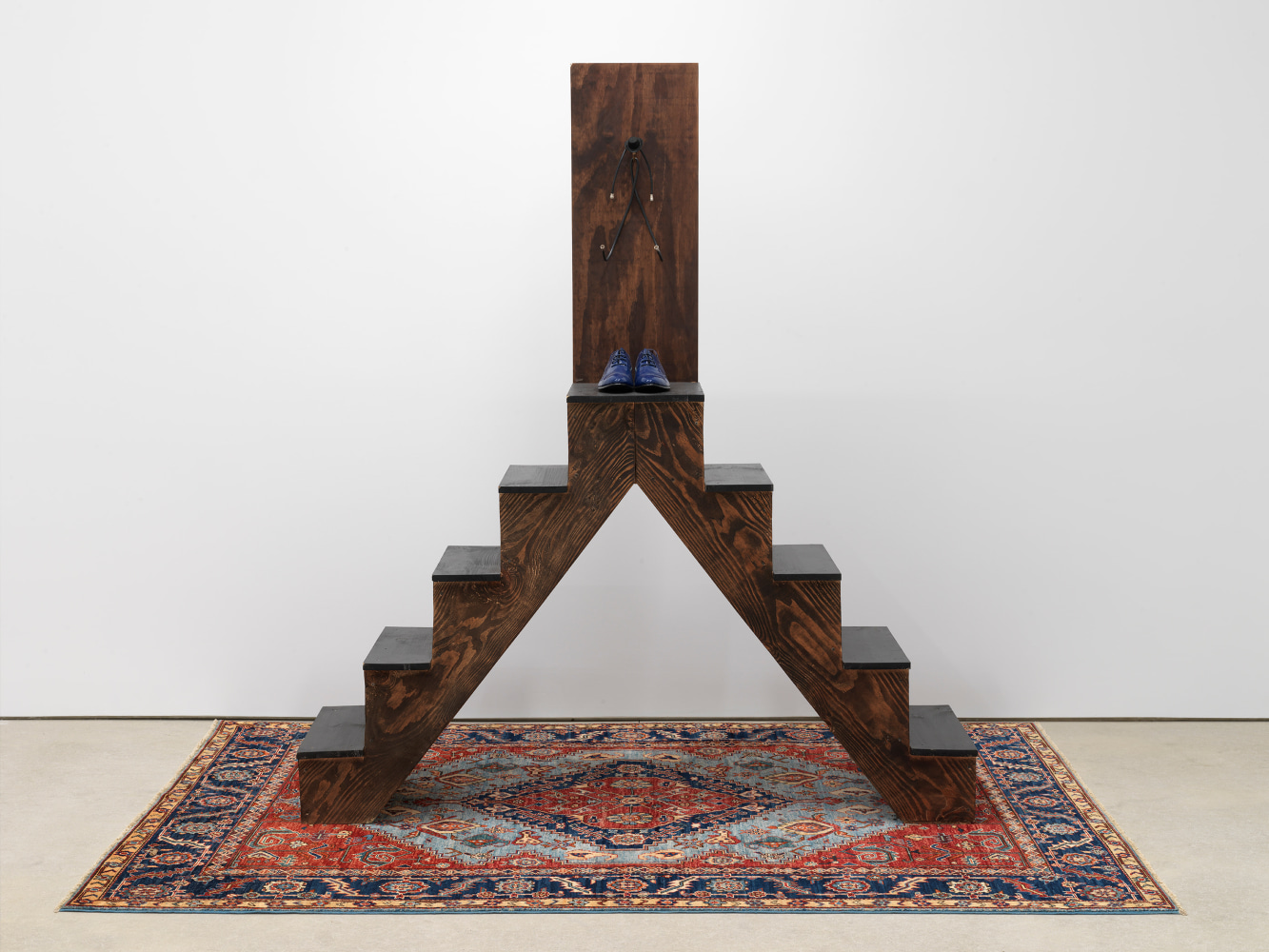 Daniel T. Gaitor-Lomack
Magic Man (Bootleg Cable), 2020-21
mini felt Fedora, bootleg cables, patina coat Hook, blue shiny shoes on stained wooden staircase
82 1/2 x 73 x 20 ins.
209.6 x 185.4 x 50.8 cm