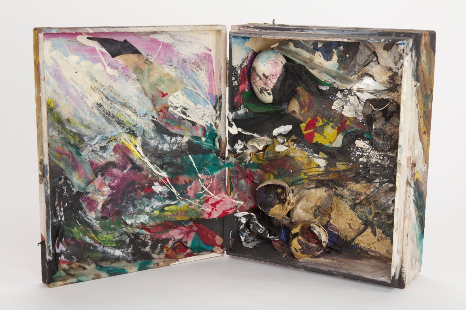 Carolee Schneemann
Butterworth Box II, 1962
Wooden box, fabric, oil paint, egg shells
open: 9 1/2 x 13 x 7 ins. (24.1 x 33 x 17.8 cm)
closed: 9 1/4 x 7 1/2 x 3 ins. (23.5 x 19.1 x 7.6 cm)