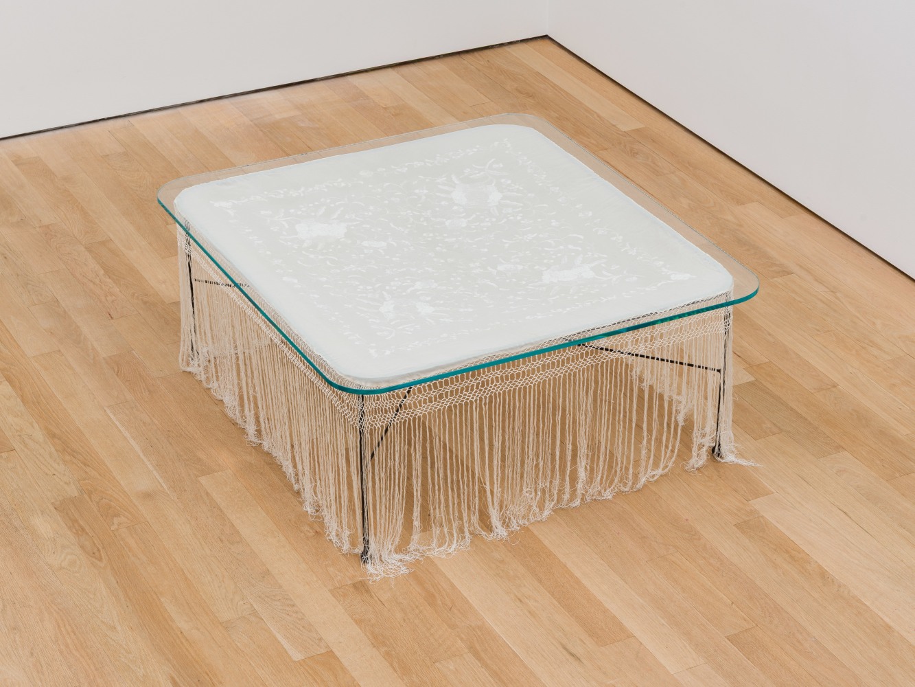 Ficus Interfaith
Un salon (A Drawing Room) 1920, 2025
steel, silk, tempered glass
18 1/2 x 45 x 42 ins.
47 x 114.3 x 106.7 cm