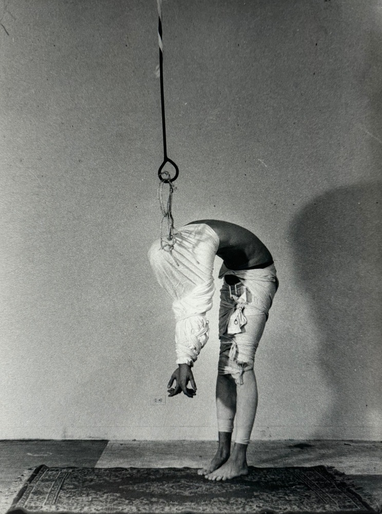 Adam Putnam
Untitled (cocoon), 1995
silver gelatin print
17 x 11 ins.
43.2 x 27.9 cm