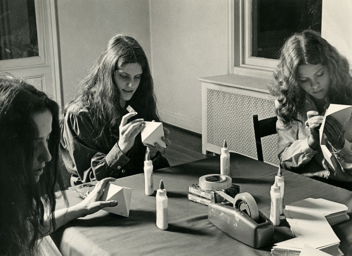 Smith&amp;#39;s daughters assembling components, 1969. Photo Hans Namuth