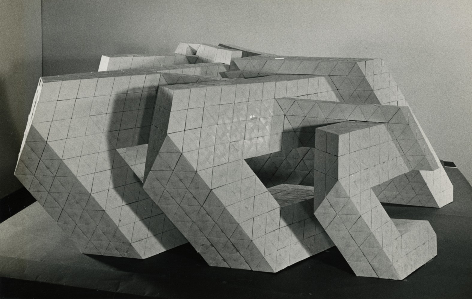 3rd model, card stock and tape, 1970&amp;ndash;71
37 &amp;times; 94 &amp;times; 104 in. (94 &amp;times; 238.8 &amp;times; 264.2 cm)
Los Angeles County Museum of Art

&amp;nbsp;