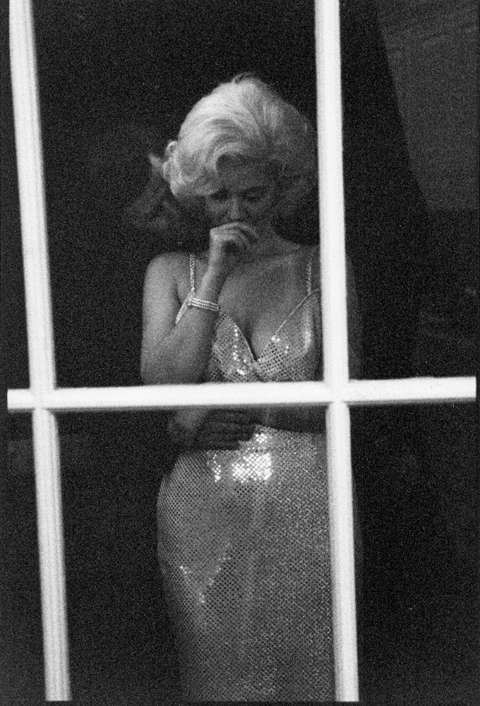 Alison Jackson, Marilyn Looking Through Window, 2000