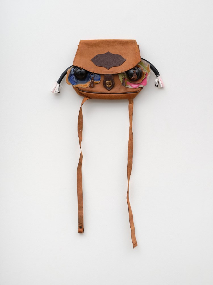 JON PYLYPCHUK

Shakes Albright, 2025

Leather purse, resin

27 x 17 x 3 in
68.6 x 43.2 x 7.6 cm

&amp;nbsp;

$5,000