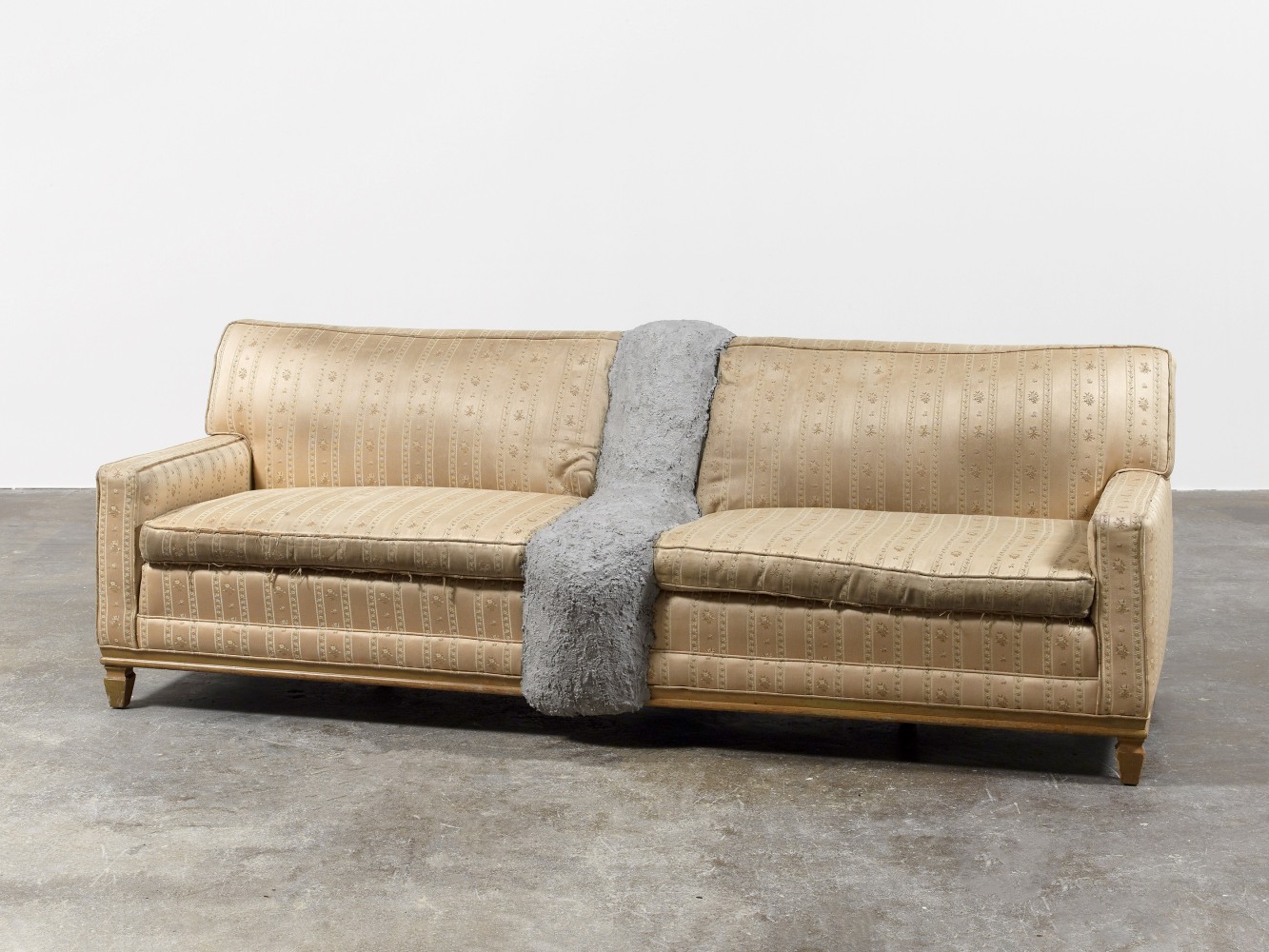 Rodney McMillian

Couch

2012

Couch and cement

32.5 x 88.5 x 32.5 inches

82.6 x 224.8 x 82.6 cm

(RM 20/036)