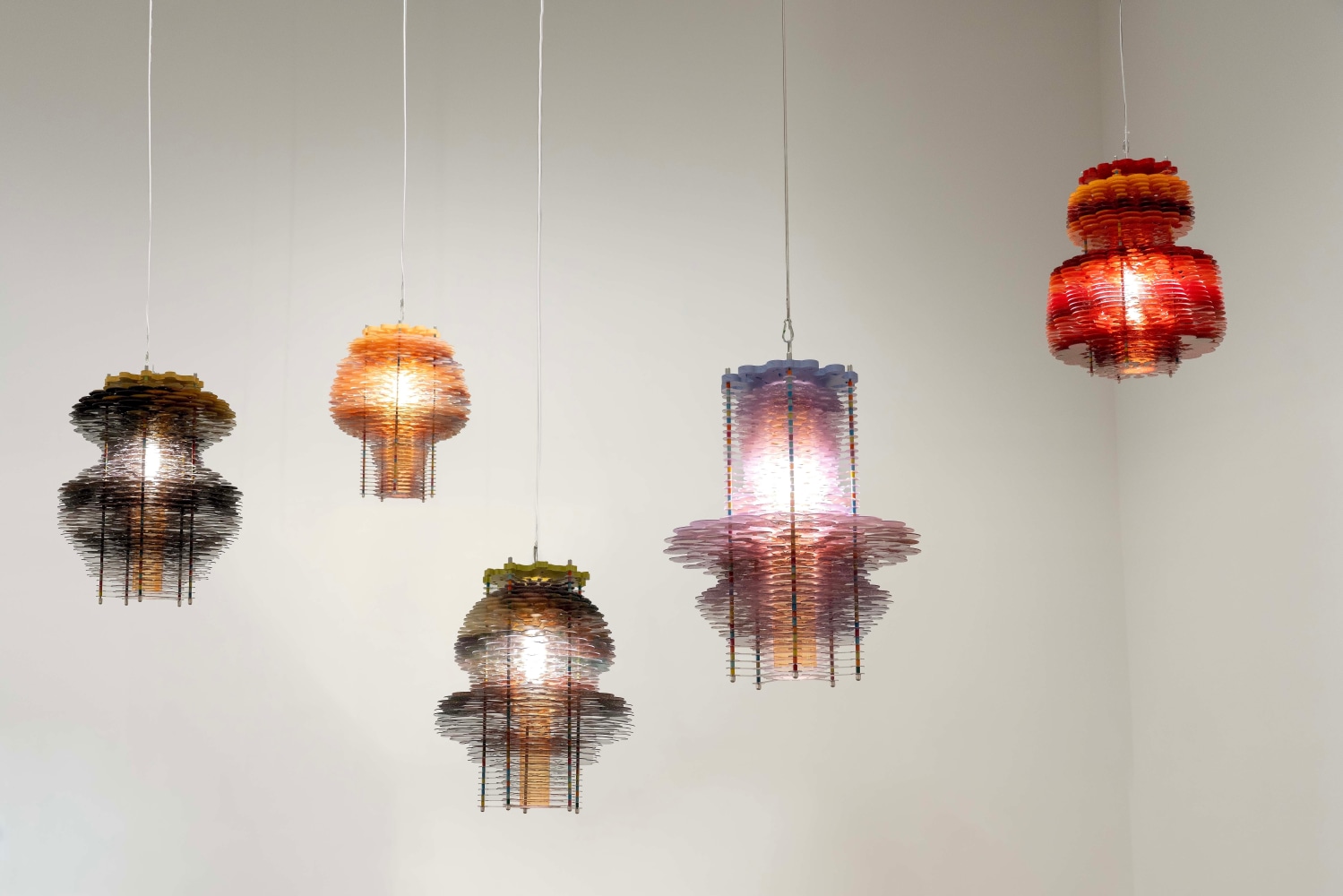 Jorge Pardo

Untitled, 2025

Flatbed print on PETG 3mm, birch, aluminum, stainless steel

5 lamps, each: 35 x 24 x 24 in
88.9 x 61 x 61 cm

(JP 25/028)