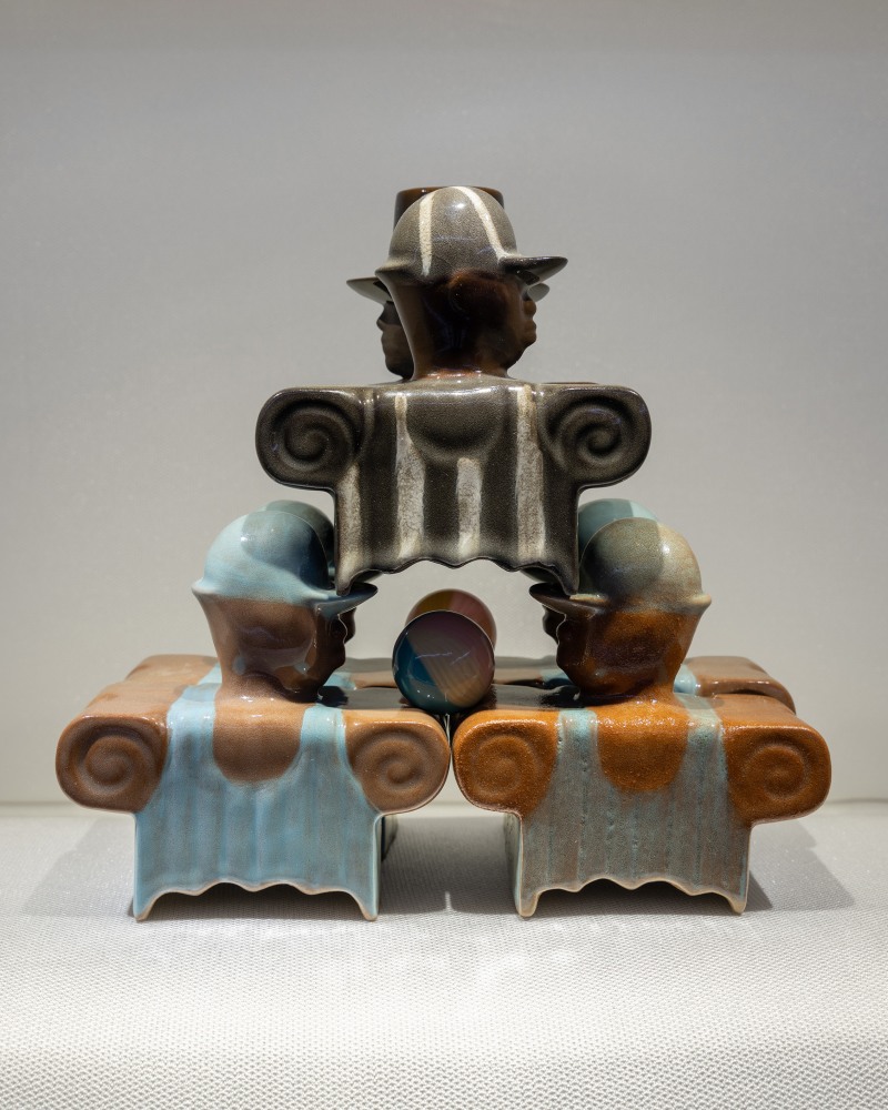 Derek Fordjour

Upper Level Management

2023

Mixed media

9 x 8 1/2 x 4 inches

22.9 x 21.6 x 10.2 cm

(DF 23/040)