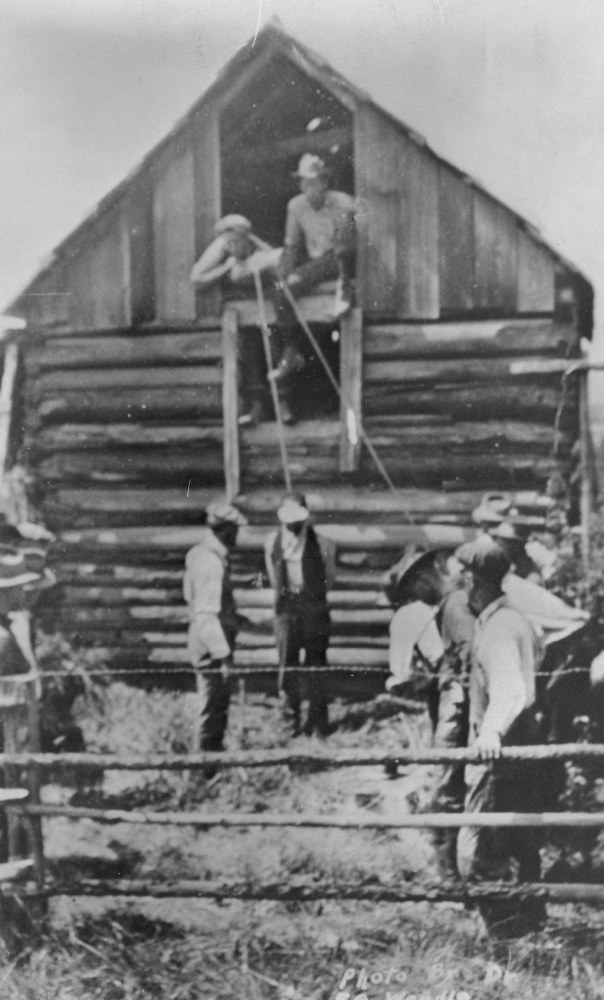 Men preparing to lynch an African American man, 1920&amp;rsquo;s (Courtesy Library of Congress)