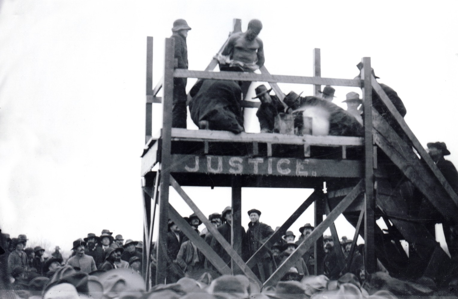 Spectacle lynching of Harry Smith, Paris, Texas, February 1893 (Courtesy Library of Congress)