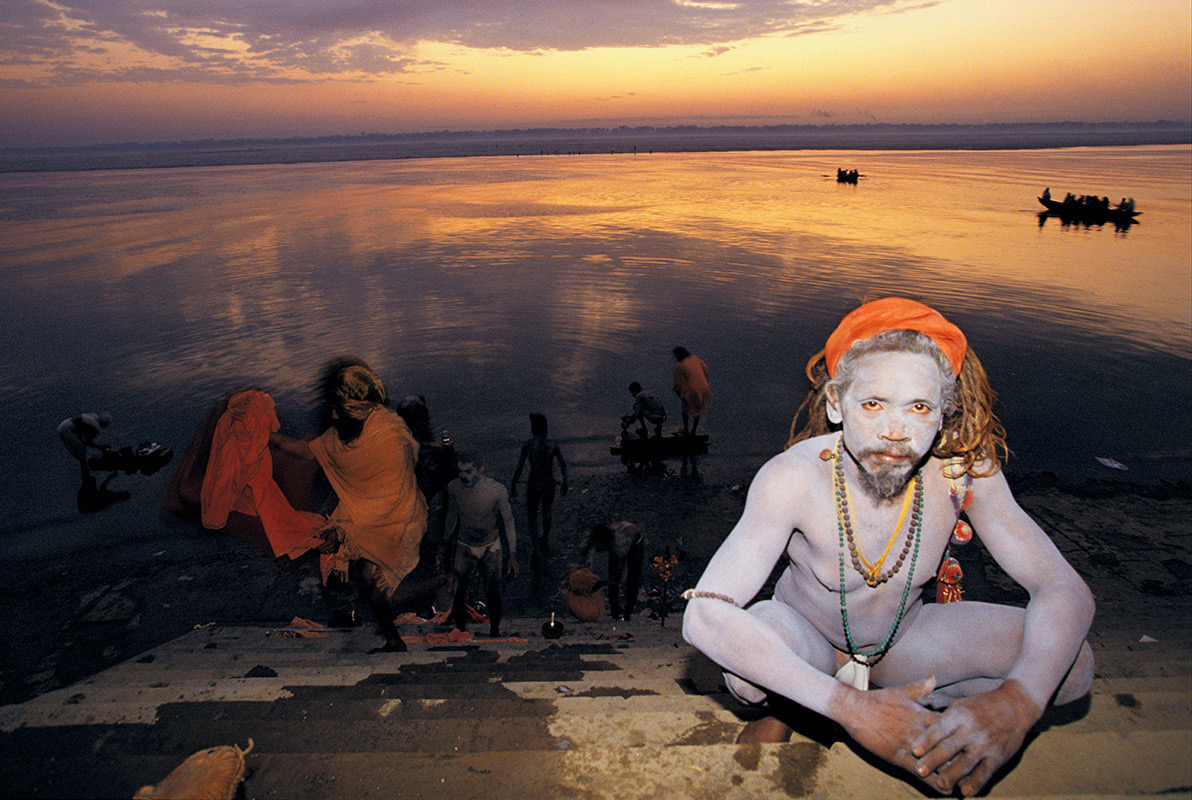 Thomas Kelly, Bathing in the Ganges at Dawn, Varanasi, India, 2000 