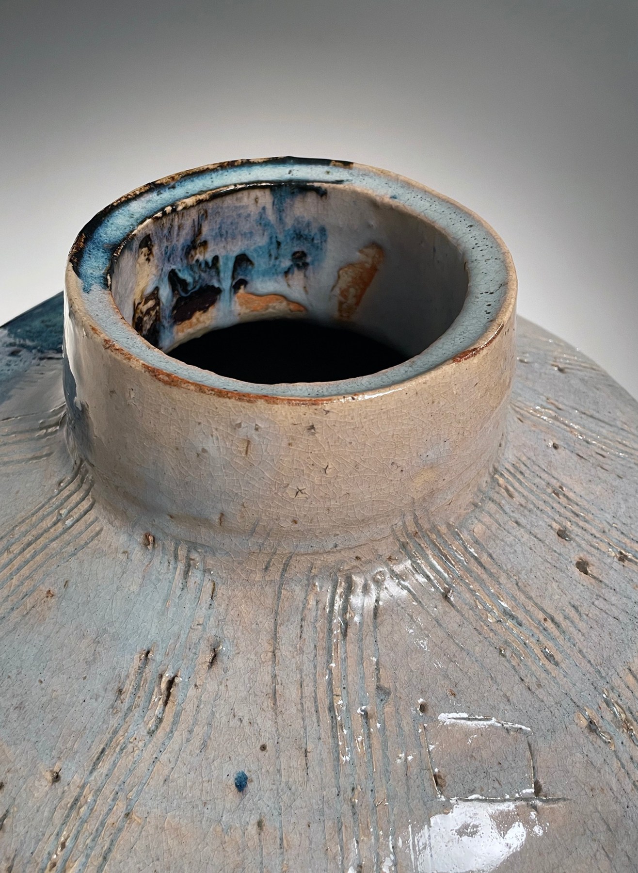 Kitaōji Rosanjin - Unique, large thickly walled Karatsu madara-glazed vessel with incised comb patterning - Artworks - Joan B Mirviss LTD | Japanese Fine Art | Japanese Ceramics