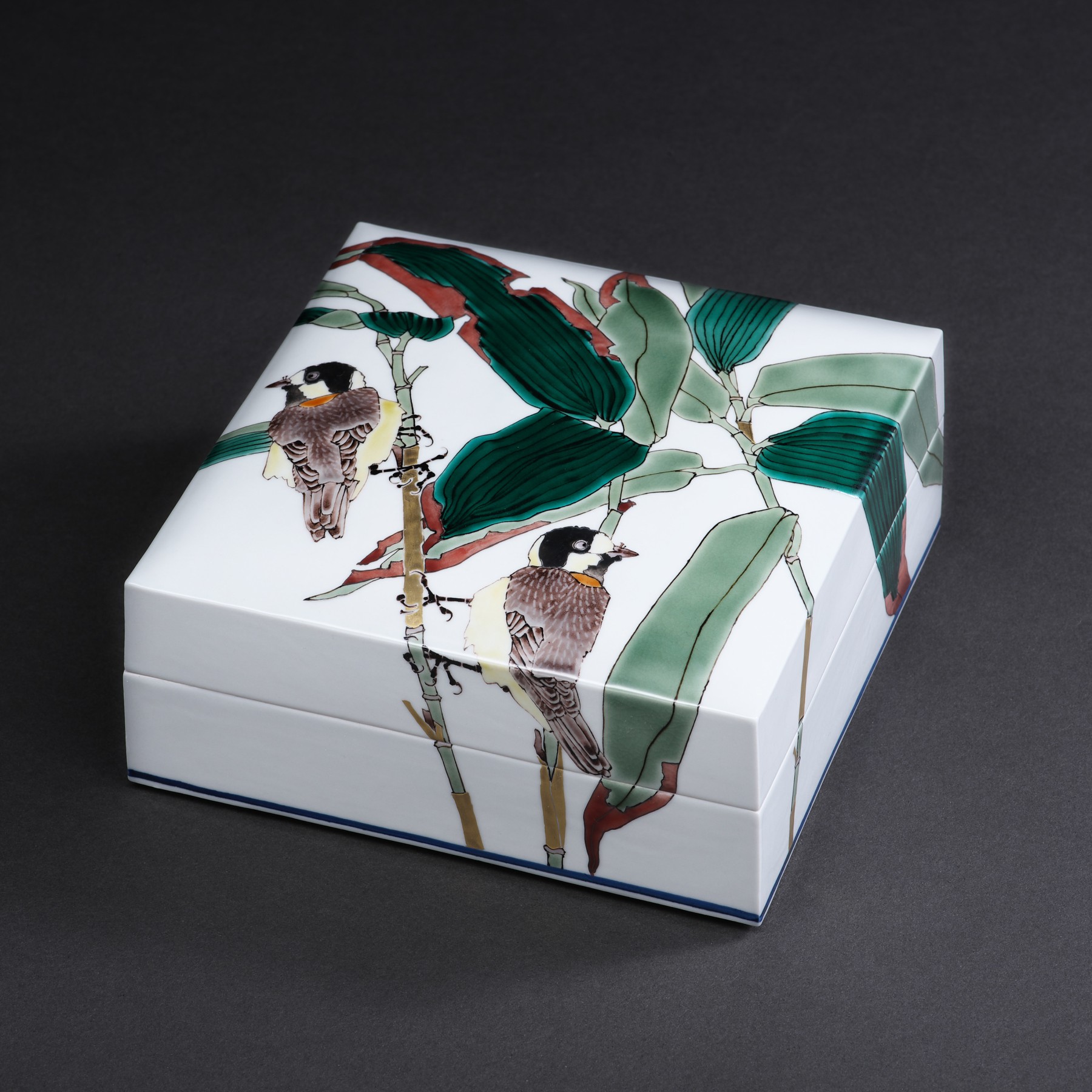 Takegoshi Jun (b. 1948), Porcelain covered box depicting titmice and bamboo