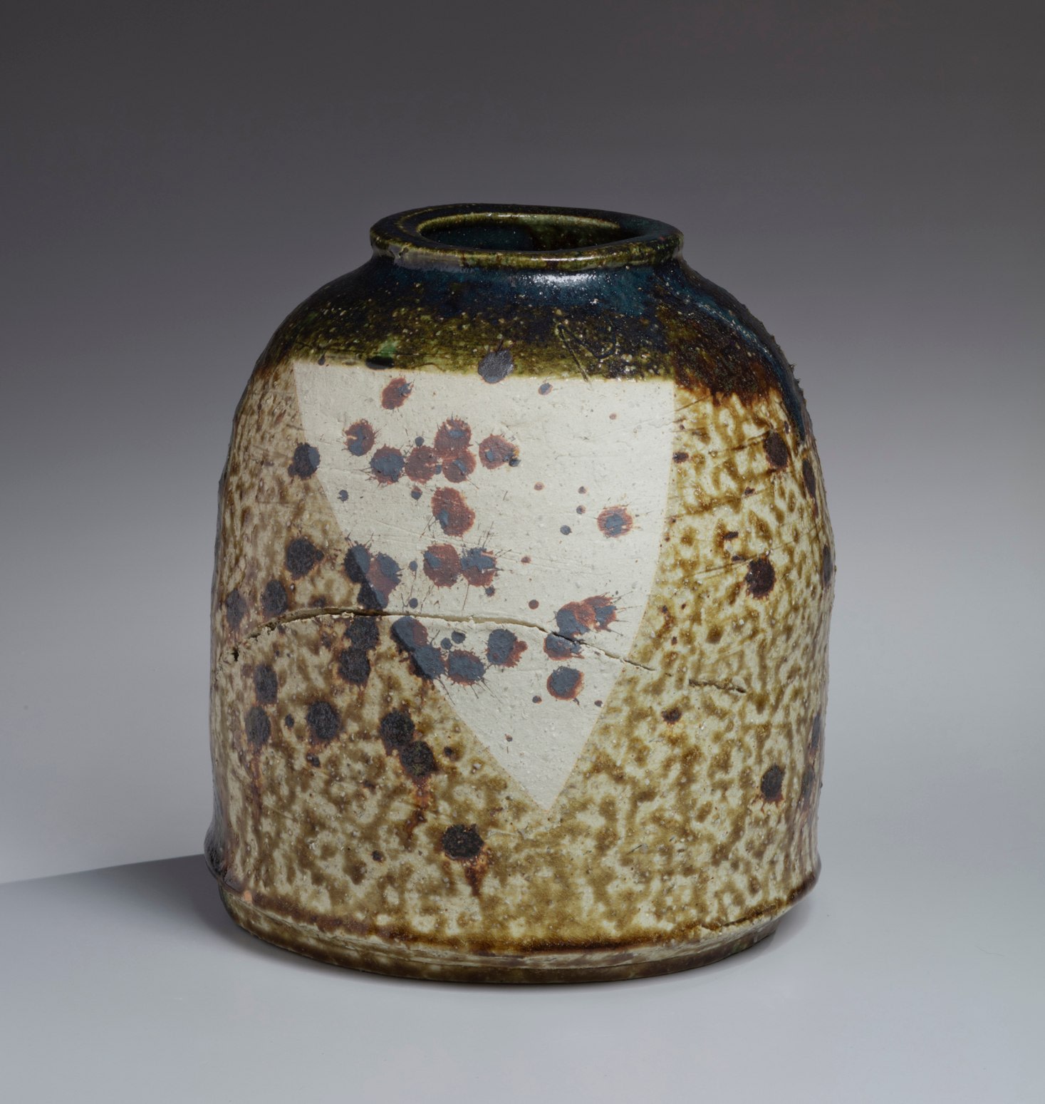 Dark brown, oribe-glazed tsubo (vessel) with splash patterning in iron-oxide and incised abstract patterning, 1991