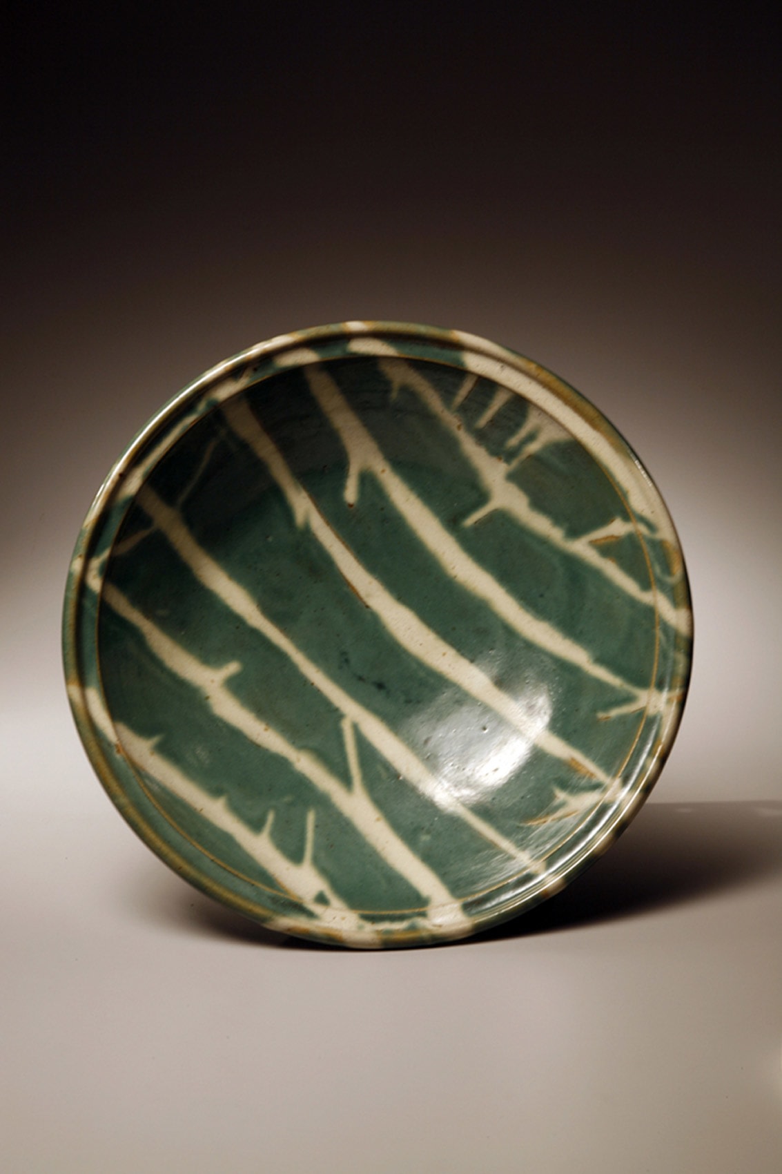 HAMADA SH&Ocirc;JI Large thickly walled round plate with green glaze and brush strokes of white glaze 