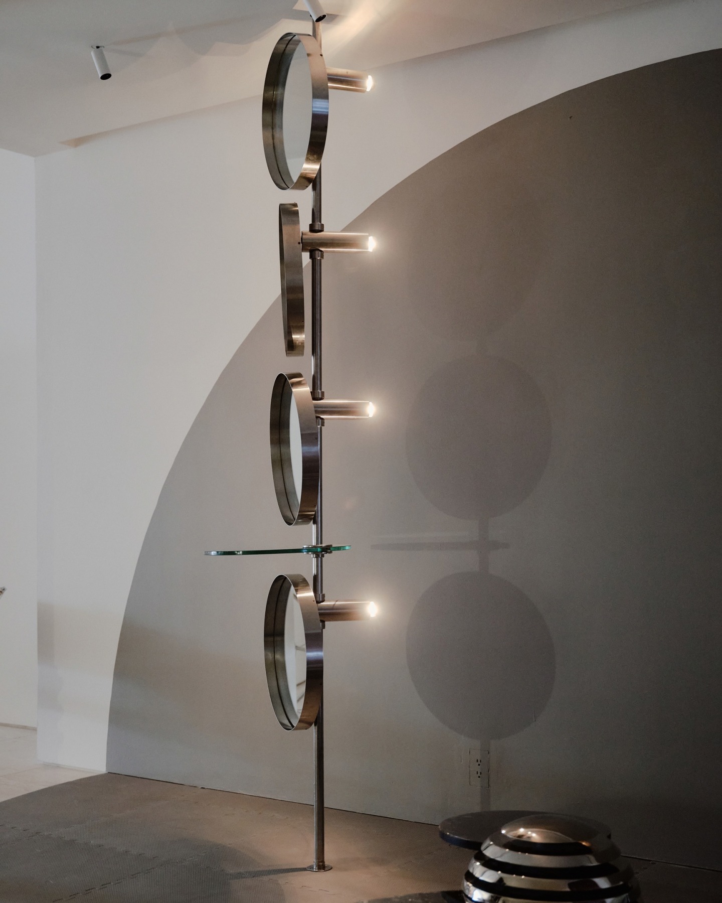 Circular mirror lamp in install