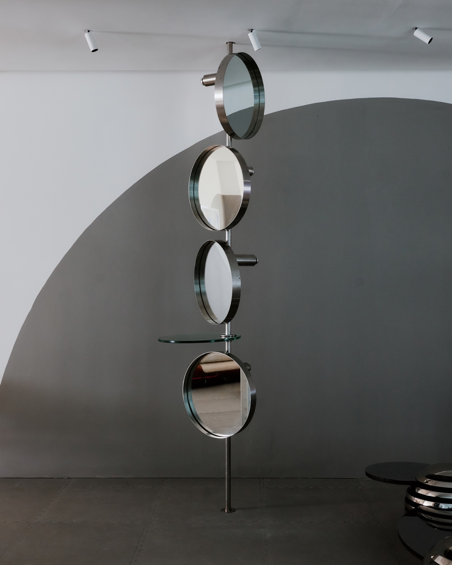 Circular mirror lamp in install