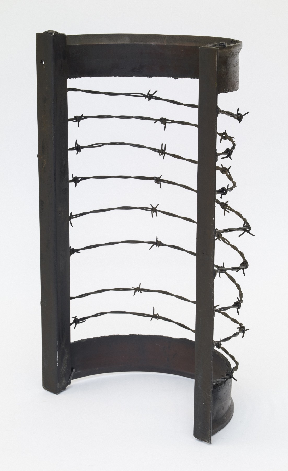 Upright, 1974, Welded steel and barbed wire
