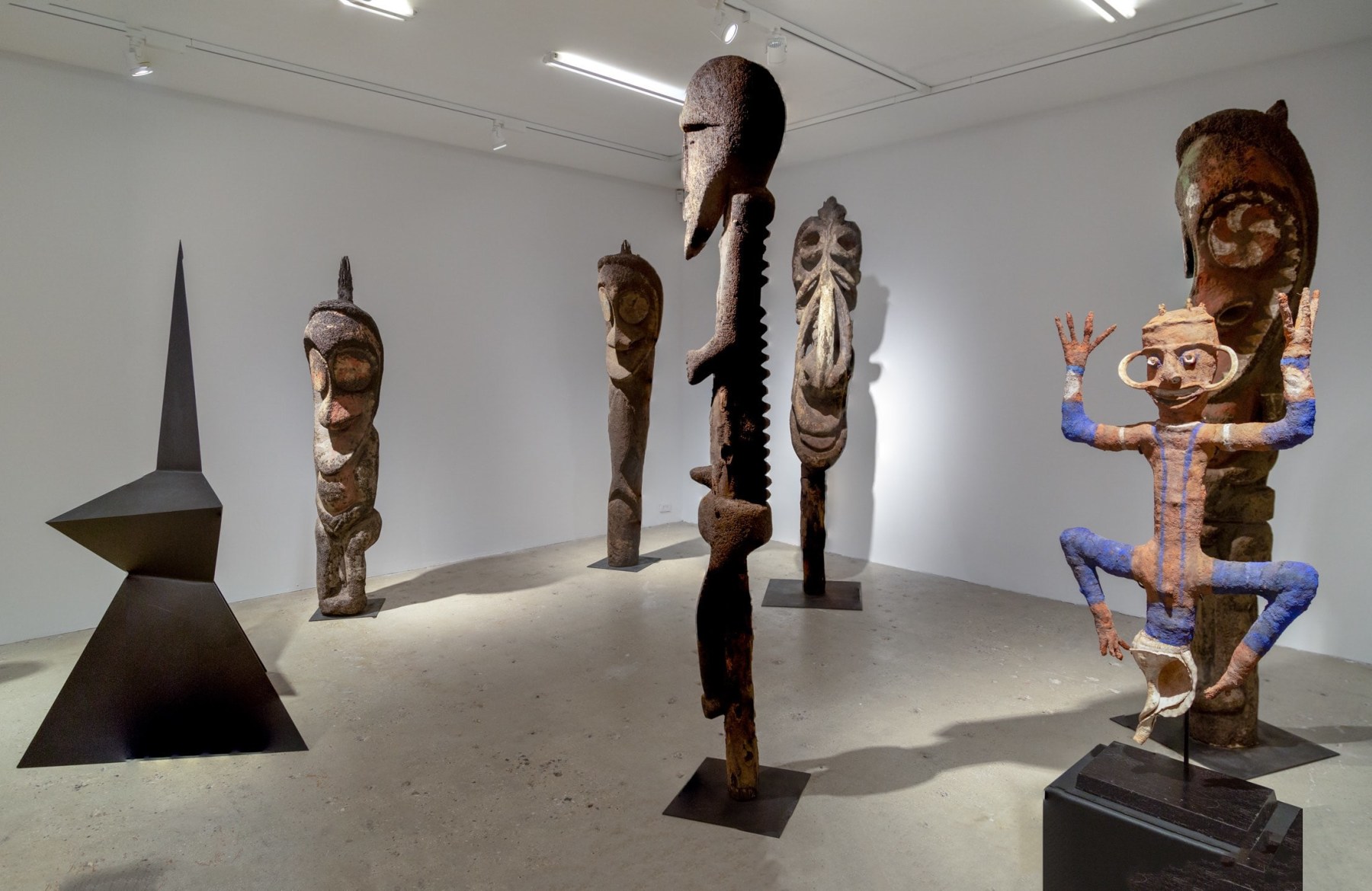 Calder Crags + Vanuatu Totems from the Collection of Wayne Heathcote, Installation Image 4
