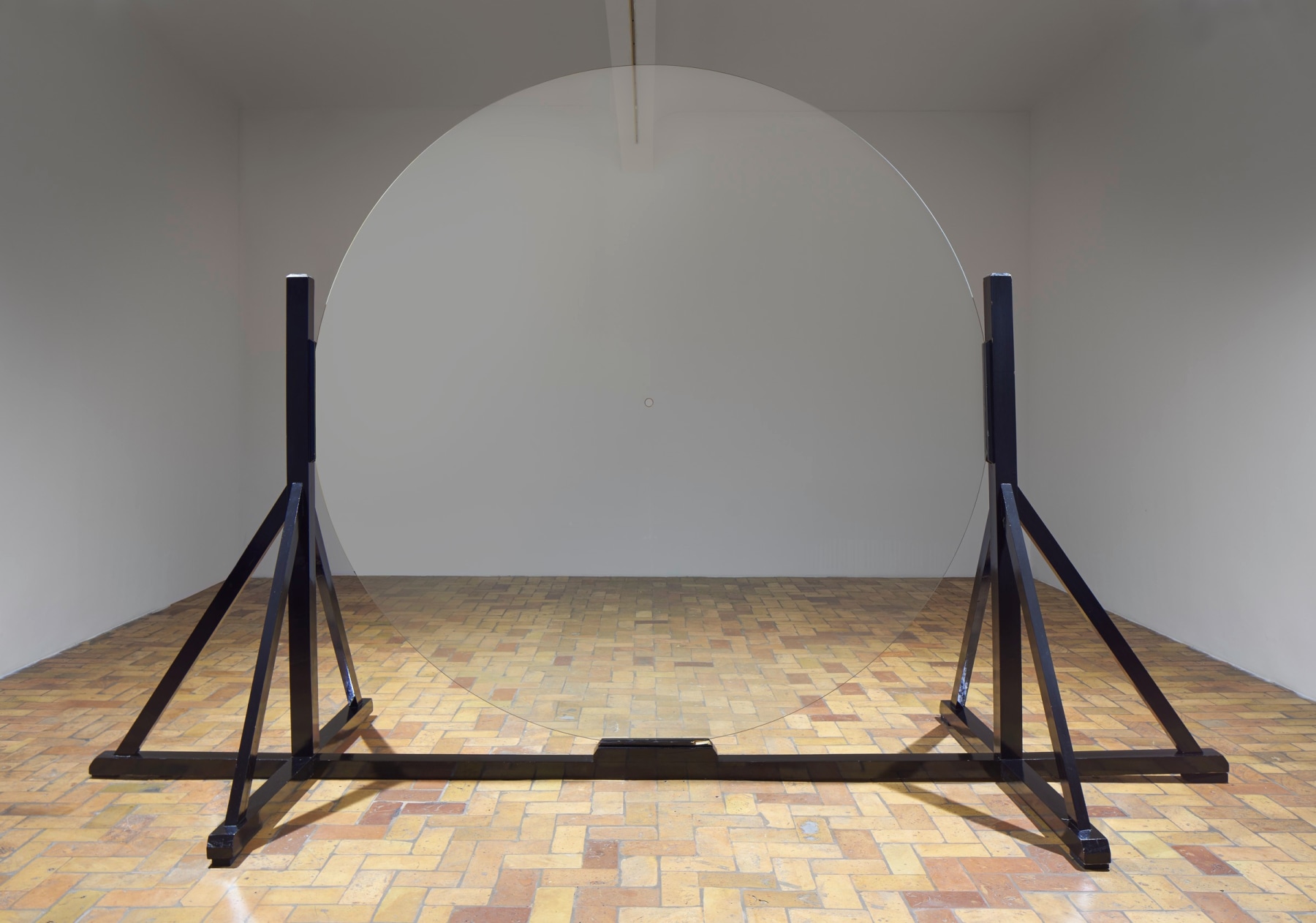 James Lee Byars

&amp;ldquo;The Hole for Speech&amp;rdquo;, 1981

Glass with gold leaf, wood

115 1/4 x 180 x 68 1/2 inches

292.5 x 457 x 174 cm

JB 36