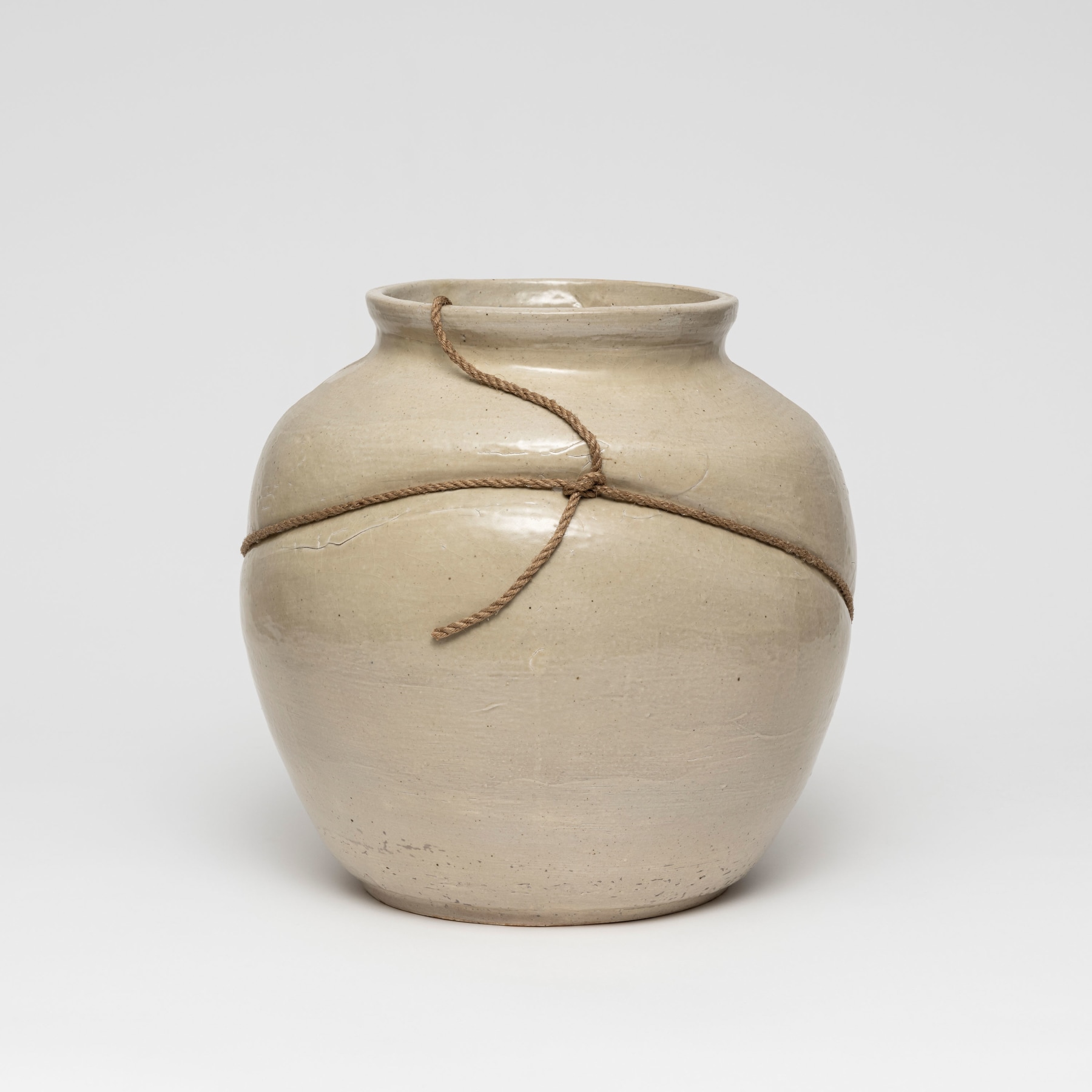 Seung-taek Lee

&amp;ldquo;Tied White Porcelain&amp;rdquo;, 1972/2015

Porcelain, rope

14 1/2 x 13 3/4 inches

37 x 35 cm
LEE 41