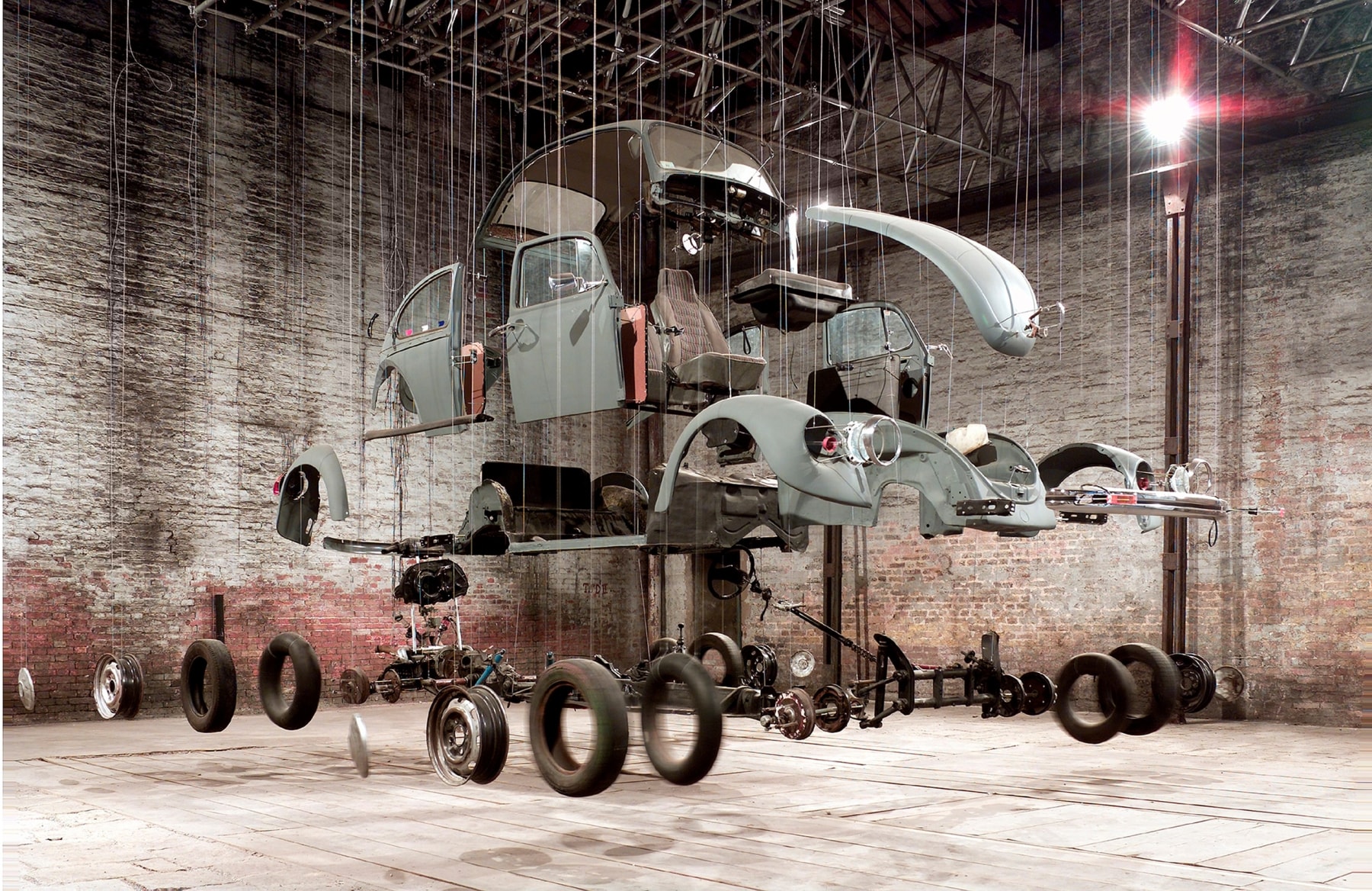 Vista de instalaci&amp;oacute;n de&amp;nbsp;Cosmic Thing, 2002, como parte de&amp;nbsp;Il quotidiano alterato&amp;nbsp;en la 50a&amp;nbsp;Bienal de Venecia, 2003