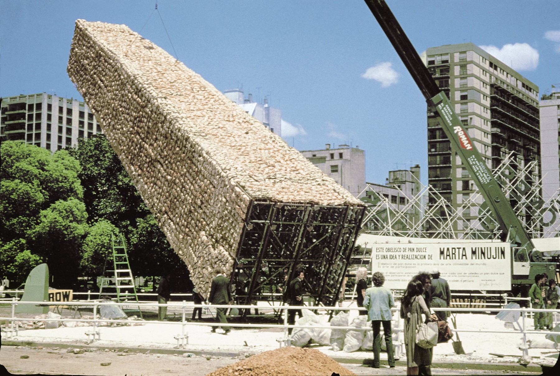 Documentation of El obelisco de pan dulce, Feria de Las Naciones, Buenos Aires, November 1979