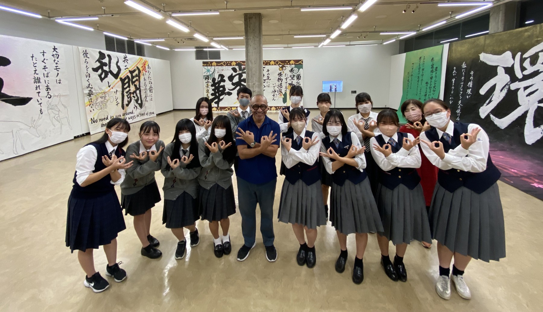 Cruzvillegas and local young calligraphy artists, Tenjinyama Cultural Plaza, Okayama, 2022
