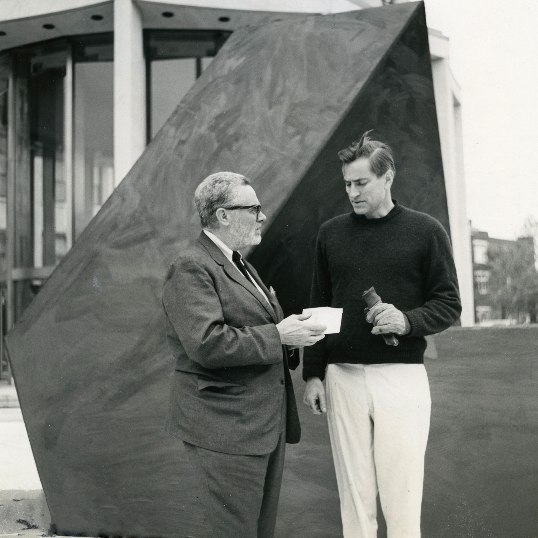 Tony Smith and Sam Wagstaff in front of the painted plywood mock-up of&amp;nbsp;Spitball&amp;nbsp;(1961) on the Travelers Plaza across the street from the Wadsworth Atheneum, during the installation of Smith&amp;rsquo;s solo exhibition, in 1966.&amp;nbsp;Courtesy Wadsworth Atheneum,&amp;nbsp;Hartford, Connecticut.