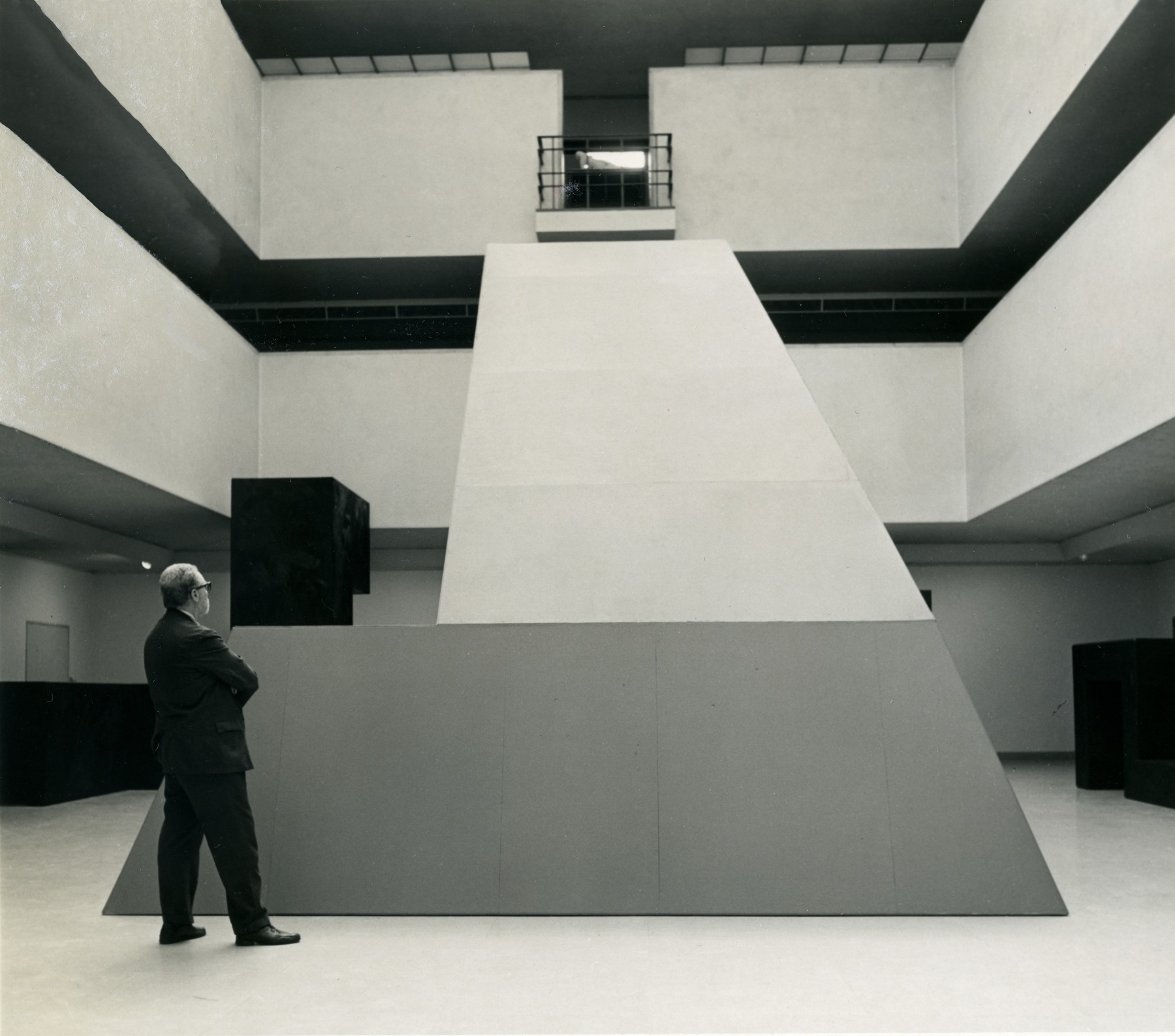 Plywood, site specific, 16 x 32 x 18 ft.&amp;nbsp;(487.7 &amp;times; 975.4 &amp;times; 548.6 cm)
Tony Smith: Two Exhibitions of Sculpture, Wadsworth Atheneum, Hartford, CT, 1966. Temporary installation created to cover a permanently sited academic sculpture
Photo Edward Saxe