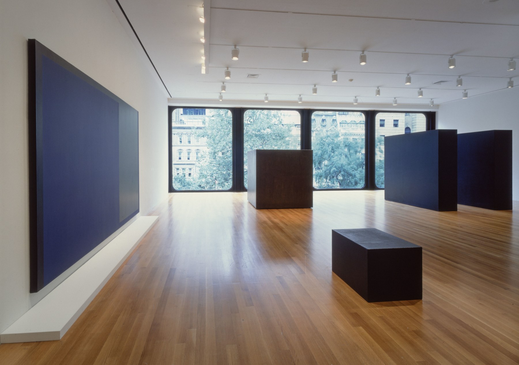 Left: Untitled, 1962/1980, oil and alkyd on canvas, 8 ft. &amp;times; 13 ft. 1/8 in. (243.8 &amp;times; 396.6 cm).&amp;nbsp;Tony Smith: Architect, Painter, Sculptor.&amp;nbsp;The Museum of Modern Art, New York, 1998