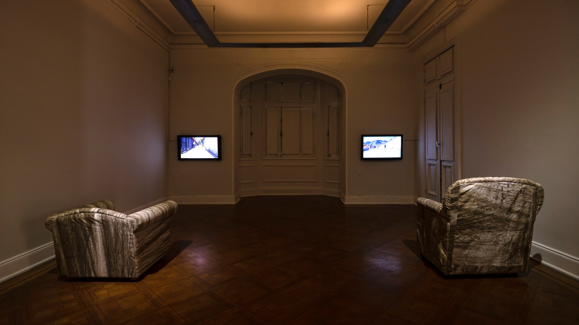 TERESA MARGOLLES, Dos sillones tapizados